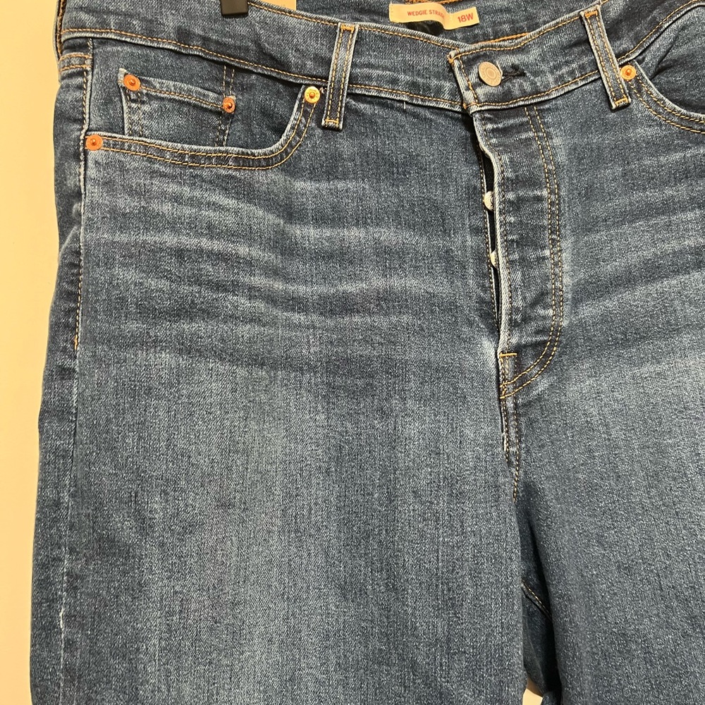 LEVI'S WOMEN'S PLUS SIZE WEDGIE STRAIGHT LEG HIGH RISE JEANS SIZE 18W NWT. - Picture 8 of 13